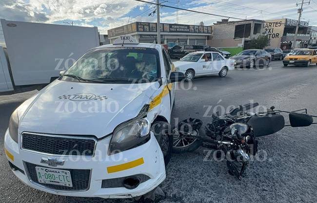 Da vuelta taxista sin precaución y deja lesionado a joven motociclista en bulevar Mirasierra
