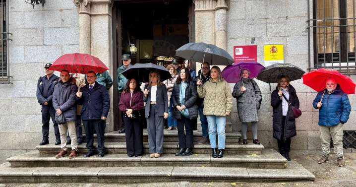 Minuto de silencio y máxima condena: Tolón clama contra una violencia que ya deja 45 mujeres muertas en 2025