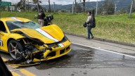 Grave accidente entre un Ferrari y un motociclista en la vía La Calera