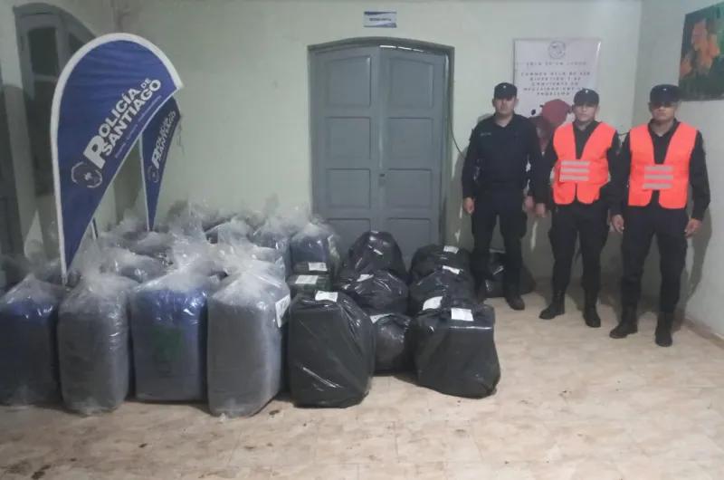 Cayó una Hilux con 756 kilos de coca en Lugones y el conductor huyó entre el monte