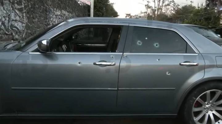 Abandonan auto de alta gama baleado con manchas de sangre en Tlalpan