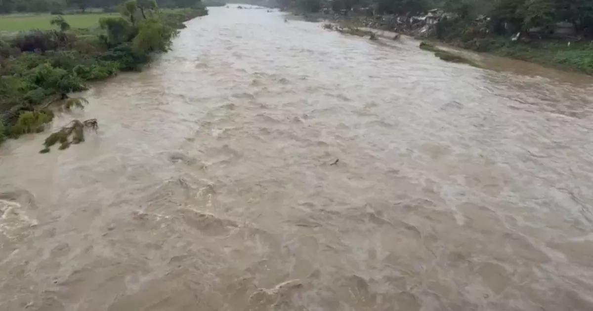 ¡Poza Rica sin agua potable! Río Cazones y arroyo contaminados con hidrocarburos tras las inundaciones de octubre en Veracruz