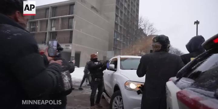 Federal agents use pepper spray on crowd in Somali neighborhood of Minneapolis amid Trump crackdown