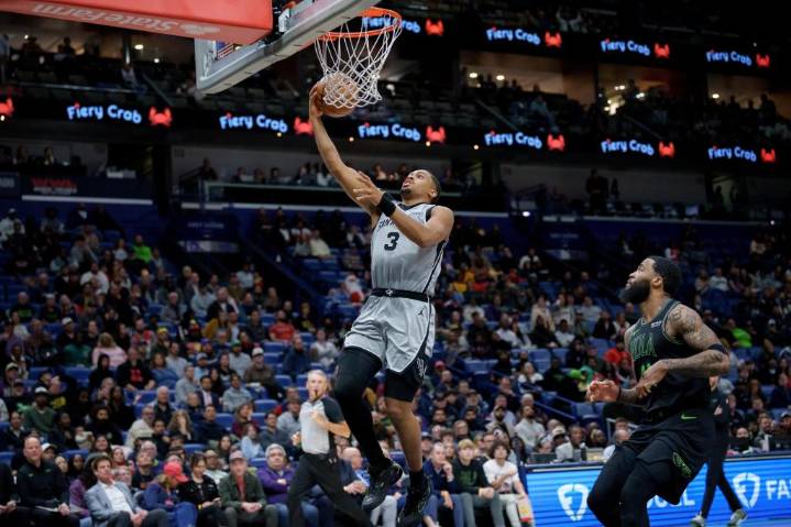 Los Spurs arruinan el primer triple-doble de Queen y vencen 135-132 a los Pelicans – Chicago Tribune
