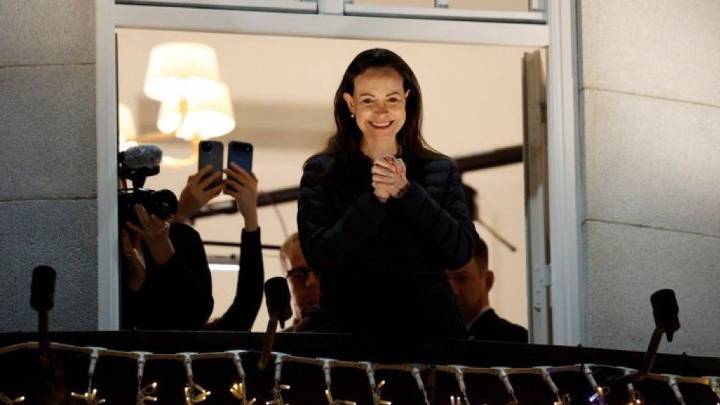 María Corina Machado prometió regresar su Nobel a Venezuela pese a la prohibición de viajar y la persecución política