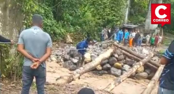 Colapso de puente provisional obliga a cruzar río sobre troncos en Chanchamayo