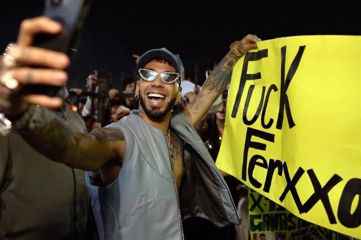 Anuel AA llega cuatro horas tarde a su concierto y desata la ira de sus fans