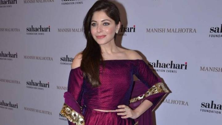 Kanika Kapoor ATTACKED live! Fan breaches stage, grabs legs