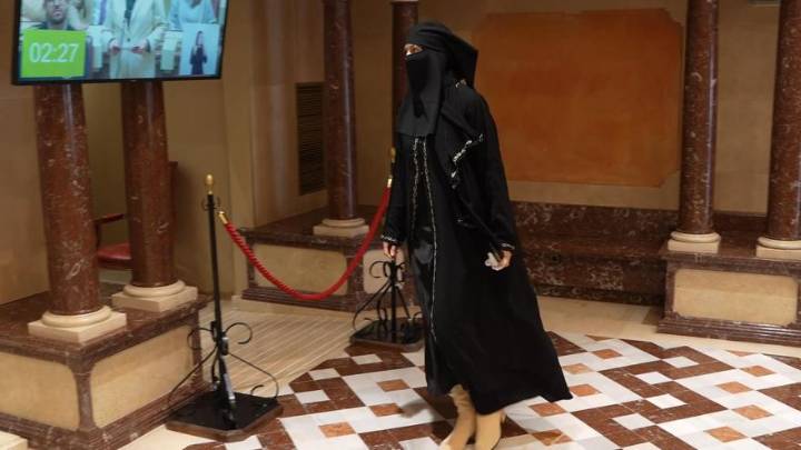 Una diputada de Vox se presenta con un niqab en la Asamblea Regional de Murcia y la obligan a quitárselo