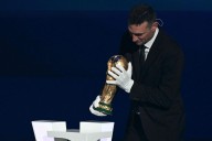 El momento en el que Scaloni entregó la Copa del Mundo durante el sorteo del Mundial 2026