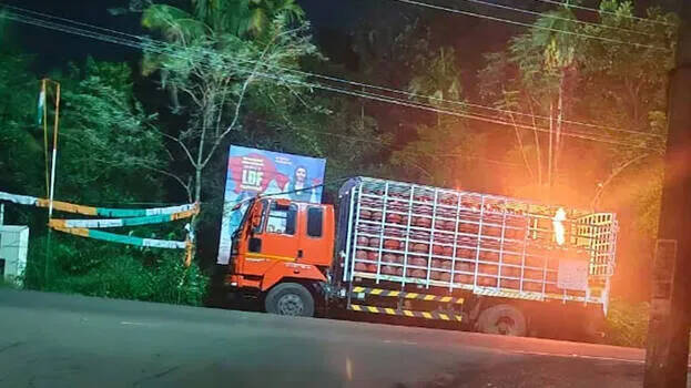 Young man sets fire to LPG cylinder on truck at Thalayolaparambu, major disaster averted