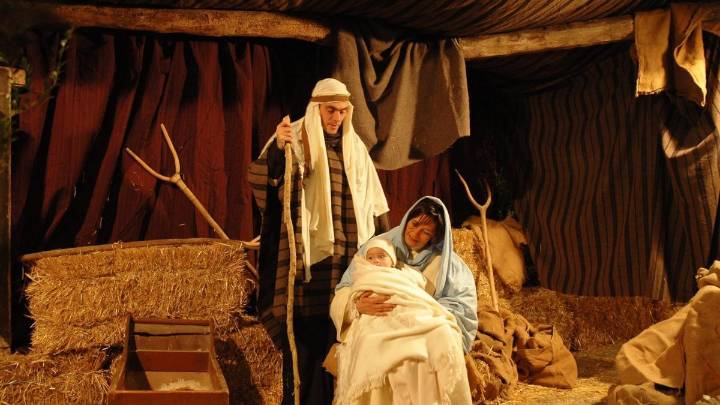 Cosiendo túnicas a toda máquina, por Gemma Sardà