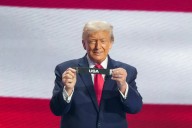 La FIFA le entrega su Premio de la Paz a Trump en inicio del sorteo del Mundial