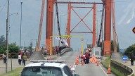 Instalan pórticos para limitar el tránsito de vehículos pesados en el puente Presidente Ibáñez