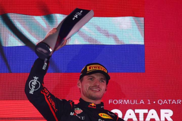 Verstappen gana en Qatar y asegura un duelo a tres bandas por el título