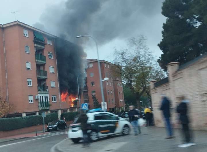 Una explosión provoca un incendio en un edificio residencial de Buenavista