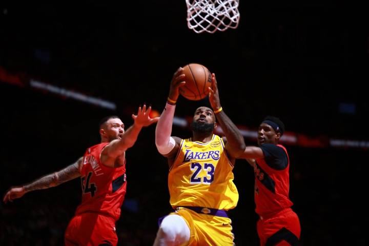 After 1,297 games, LeBron James’ 10-point scoring streak ends with Lakers buzzer