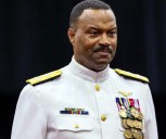 El comandante que supervisa las fuerzas estadounidenses en el Caribe renuncia al mando anticipadamente