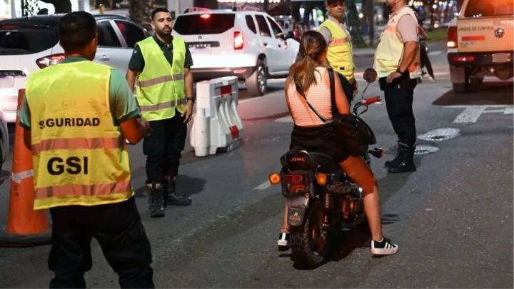 Cómo evitar la multa de tránsito por falta de casco en Santa Fe: el paso a paso del programa