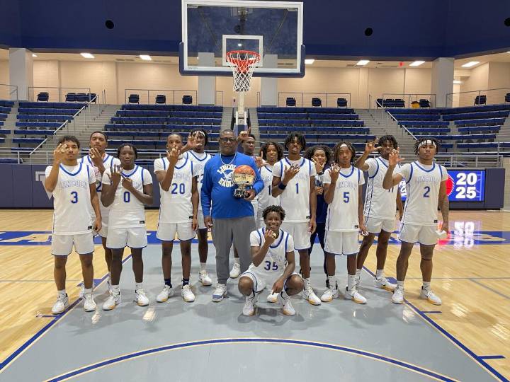 La Marque boys’ basketball varsity and junior varsity completed successful weekends