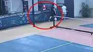IMÁGENES FUERTES: captan en video la muerte de un deportista tras caer de un tercer piso para recuperar una pelota