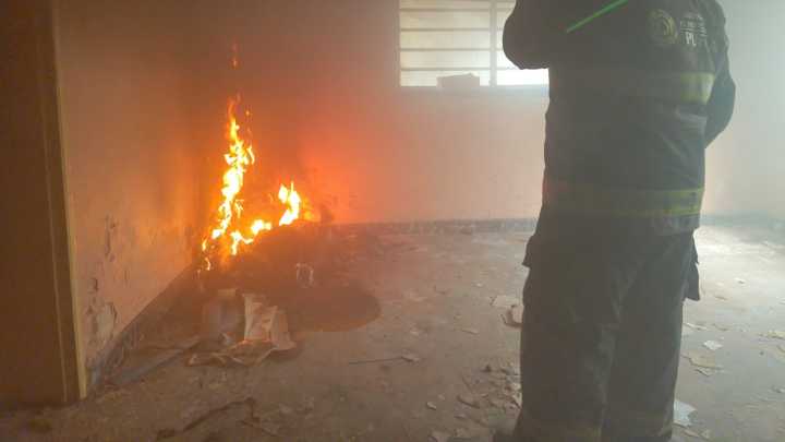 Reportan un Incendio en una Vivienda Abandonada Cerca del Centro de Puebla