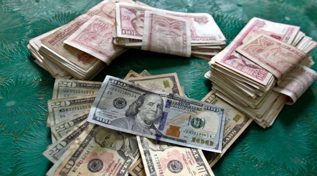 Cuba oficializa uso de monedas extranjeras