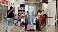 MOMENTO EXACTO en que guardia de seguridad se agarra a golpes con presuntos ladrones