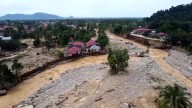 Dron muestra la devastación de las inundaciones mortales en Asia