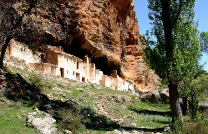 Las curiosas casas excavadas en la roca que puedes descubrir en Albacete