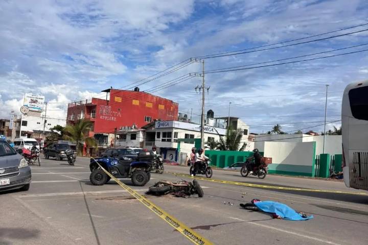 Joven motociclista muere tras brutal choque en la Carretera Federal 200; camioneta le habría cerrado el paso