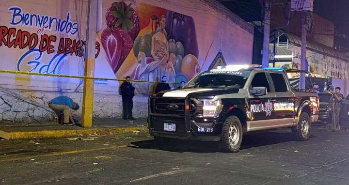Hombre es hallado muerto dentro del Mercado de Abastos en Guadalajara; señalan que era un trabajador de la zona
