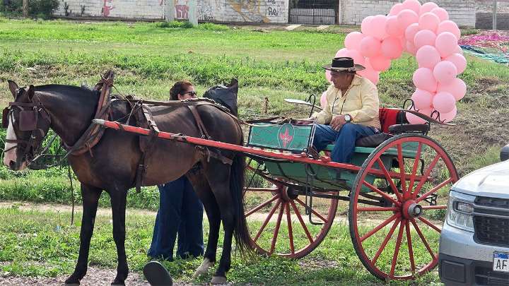 Un abuelo en sulki y una nieta recién graduada: la escena que hizo emocionar a Frías