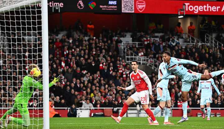Arsenal camina firme al título de la Premier League al vencer a Brentford 2