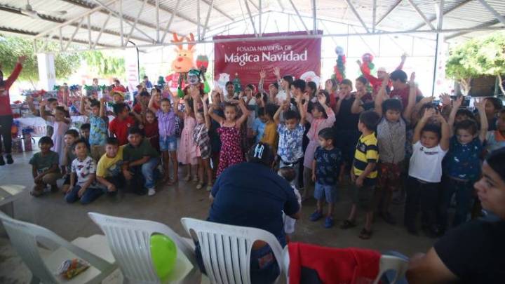 Disfrutan familias de posada navideña en el cobertizo de Siqueros