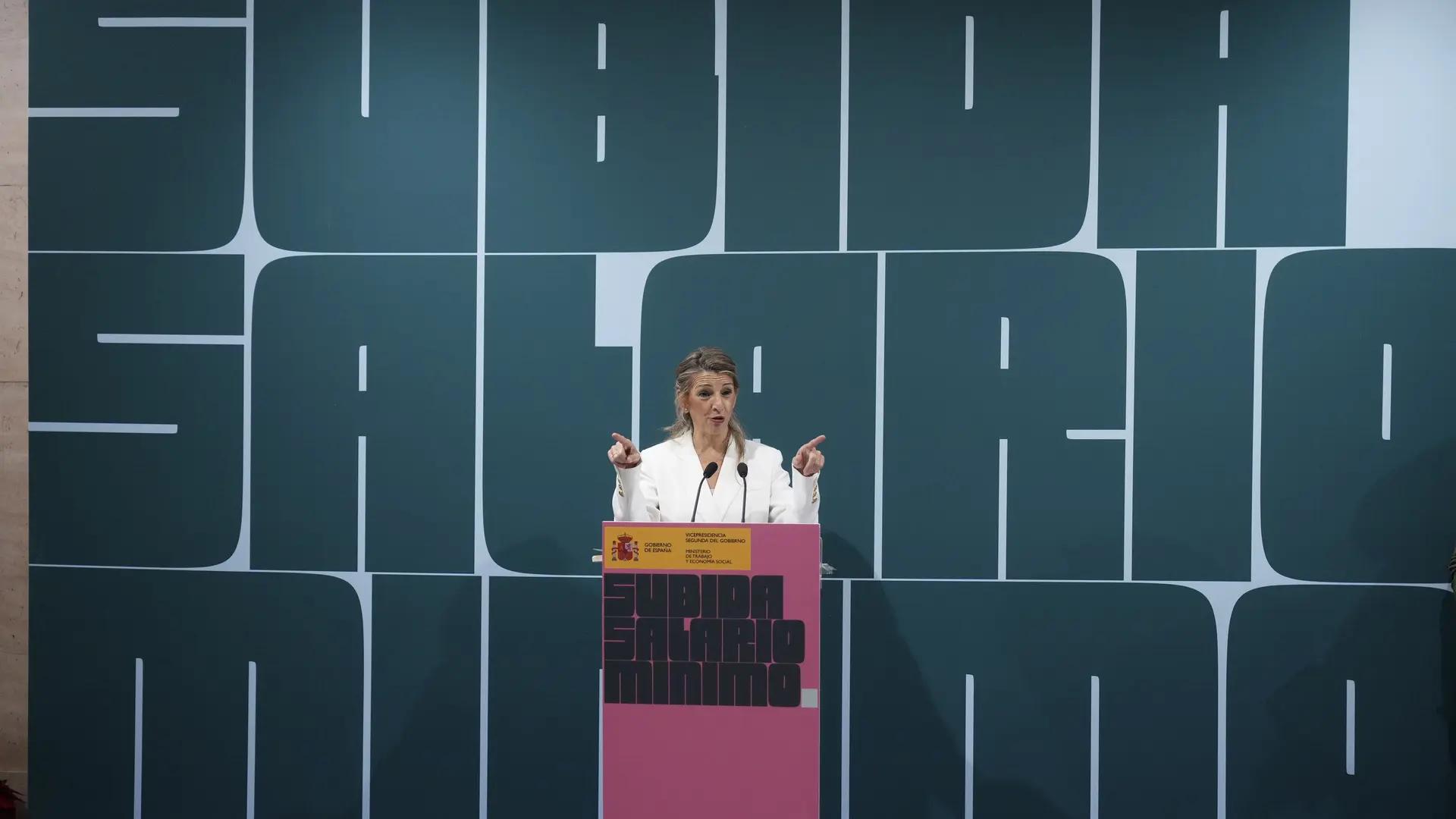 Díaz asegura que cobrar el SMI ya no es sinónimo de pobreza y que se blindará para que el alza sea "real"