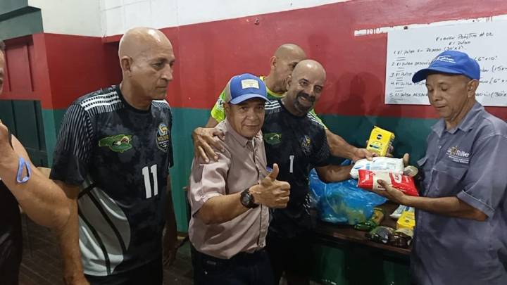 Equipo Máster 50 de Bolívar y Team Picúas de vóleibol entregaron...
