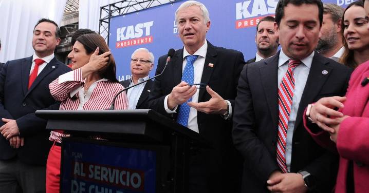 El ultraderechista Kast encabeza con amplitud los sondeos de las presidenciales chilenas