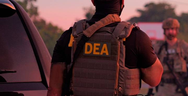 Exfuncionario de la DEA habría negociado armas y lavado con supuesto miembro del CJNG