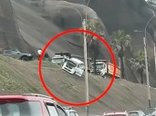Miraflores: Vehículo quedó a centímetros del acantilado y obligó a operativo de tránsito