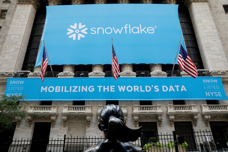 Snowflake beats revenue estimates, signs $200 million AI deal with Anthropic