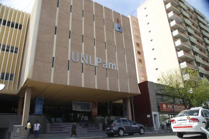La UNLPam advierte sobre un "golpe al sistema científico"