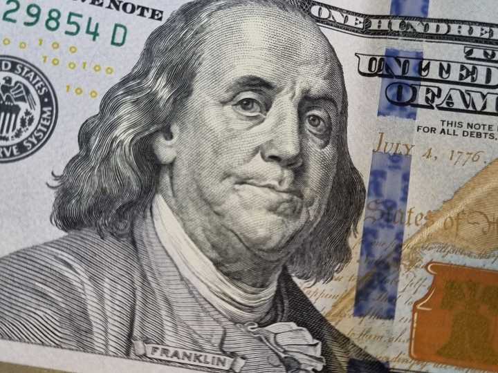 El dólar cedió a $ 1.470 y los bonos y acciones combinan alzas y bajas