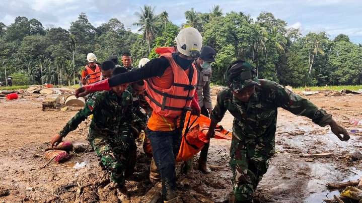 Indonesian residents hunt for food and water after deadly floods. 193 dead in Sri Lanka