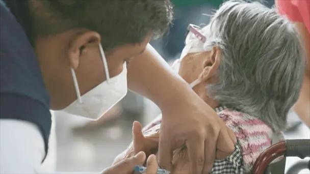 Piden reforzar vacunación para los adultos mayores en México