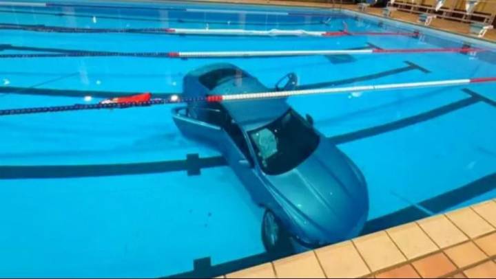 Insólito accidente: un auto cayó dentro de una piscina municipal en Francia
