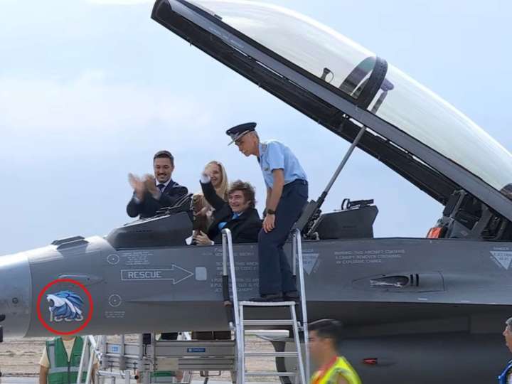 "En honor al Presidente": la explicación oficial por el curioso sticker con un león que pegaron sobre uno de los aviones F