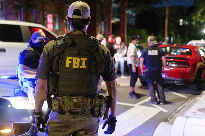 FBI arresta al sospechoso de colocar bombas caseras cerca del DNC y del RNC, en 2021