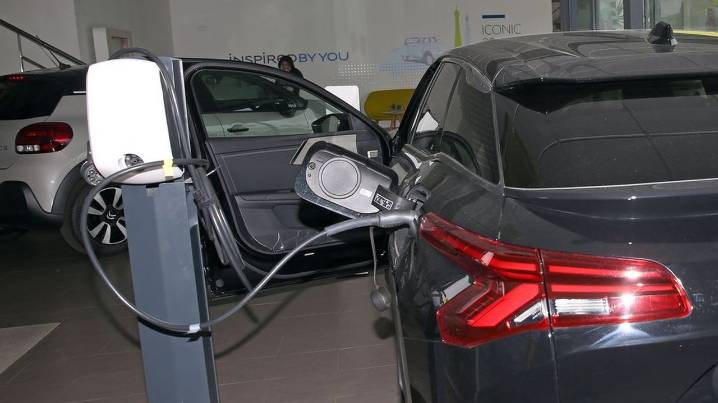 El Gobierno dobla el presupuesto para comprar eléctricos y cubrir la lista de espera del Moves III