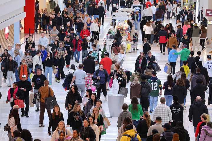 Spending, shopper numbers up over long Thanksgiving weekend